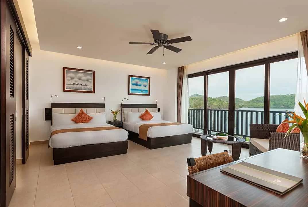 Waterfront Twin - image