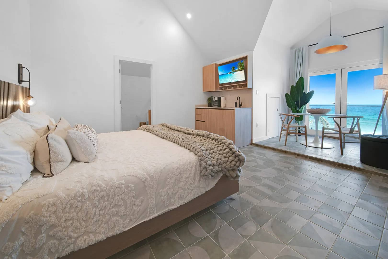 Ocean View Corner Queen - image Ocean View Corner Queen - image