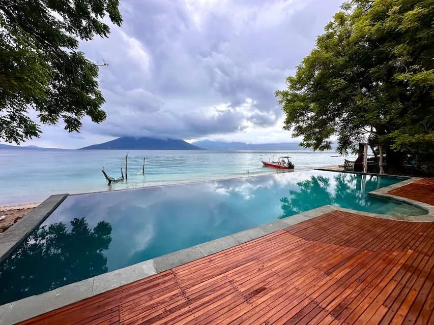 The Moko Alor pool located on the beachfront The Moko Alor pool located on the beachfront